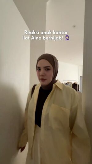 Alice Norin Instagram - Iseng pengen tau reaksi anak-anak kantor liat Alno berhijab 🧕🏻 Ngakak sih liat yang pake roll rambut! Emang boleh semangap itu? 🤣