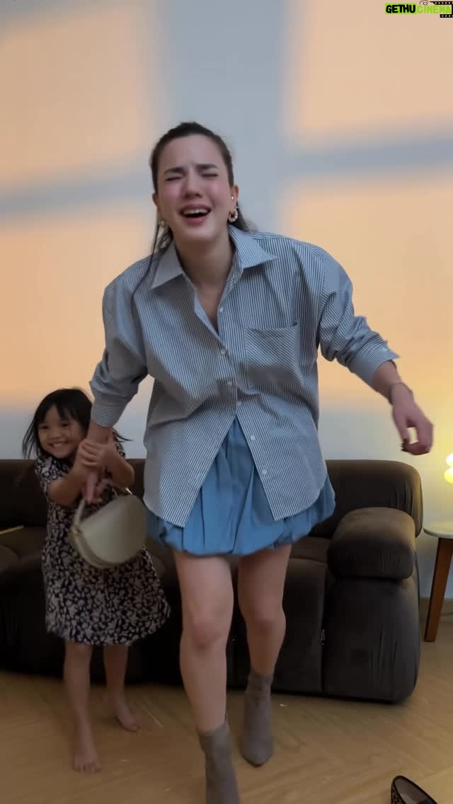 Alice Norin - 48K Likes - Part 2: distylingin anak sendiri 👧🏻 Kakak adik aja bisa beda seleranya, kalau kemarin kakak Alita bikin gaya aku jadi chic, coba nilai kalau di styling Nyunya menurut kalian gimana? Curiga dia ngira emaknya anggota Huntrix Kpop Demon Hunters, ngakak sihh 🤣