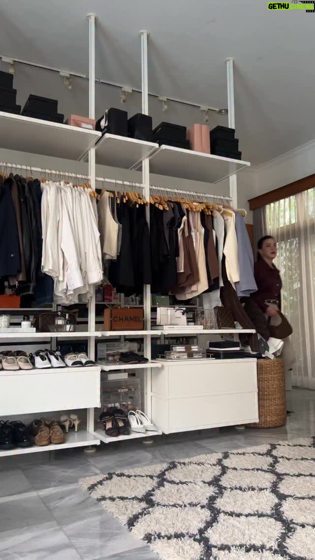 Alice Norin - 75.7K Likes - Part 1: distylingin anak sendiri 👧🏻 Walaupun emaknya agak dikerjain dikit yee suruh ganti baju lagi, tapi cakep juga ternyata selera si kakak.. Anak siapa duluuu 🫣😝

Kemeja yang aku pakai launching Kamis 4 Desember 2025 jam 07.00 di live tiktok & shopee aku (alicenorinofficial)