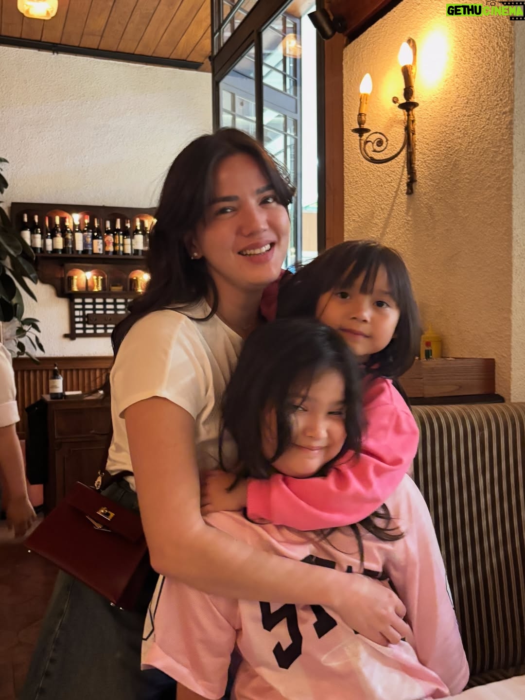 Alice Norin - 4.6K Likes - Slide terakhir🥹 Dari mereka, aku belajar artinya pengorbanan & cinta tanpa syarat. Karena mereka jugalah aku ada di titik ini sekarang. Untuk mereka yang mengutamakan kebahagiaan keluarga diatas segalanya, Selamat Hari Ibu 🤍