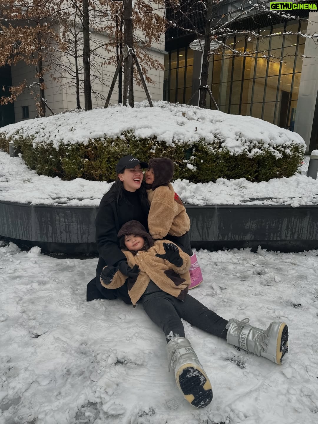Alice Norin - 4.6K Likes - Slide terakhir🥹 Dari mereka, aku belajar artinya pengorbanan & cinta tanpa syarat. Karena mereka jugalah aku ada di titik ini sekarang. Untuk mereka yang mengutamakan kebahagiaan keluarga diatas segalanya, Selamat Hari Ibu 🤍