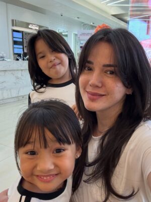 Alice Norin Instagram - Slide terakhir🥹 Dari mereka, aku belajar artinya pengorbanan & cinta tanpa syarat. Karena mereka jugalah aku ada di titik ini sekarang. Untuk mereka yang mengutamakan kebahagiaan keluarga diatas segalanya, Selamat Hari Ibu 🤍