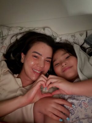 Alice Norin Instagram - Slide terakhir🥹 Dari mereka, aku belajar artinya pengorbanan & cinta tanpa syarat. Karena mereka jugalah aku ada di titik ini sekarang. Untuk mereka yang mengutamakan kebahagiaan keluarga diatas segalanya, Selamat Hari Ibu 🤍