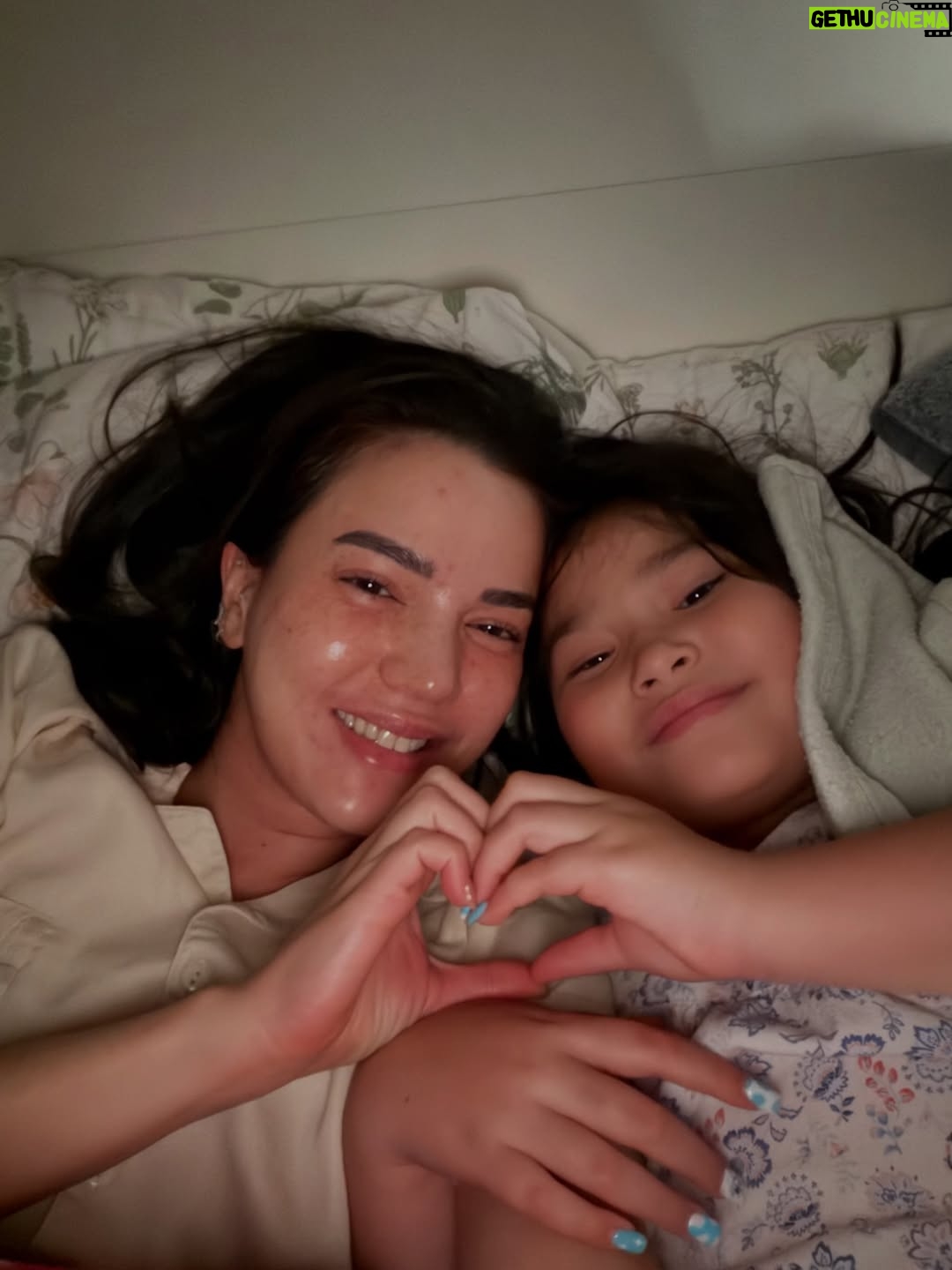 Alice Norin - 4.6K Likes - Slide terakhir🥹 Dari mereka, aku belajar artinya pengorbanan & cinta tanpa syarat. Karena mereka jugalah aku ada di titik ini sekarang. Untuk mereka yang mengutamakan kebahagiaan keluarga diatas segalanya, Selamat Hari Ibu 🤍