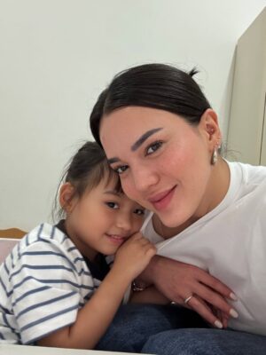 Alice Norin Instagram - Slide terakhir🥹 Dari mereka, aku belajar artinya pengorbanan & cinta tanpa syarat. Karena mereka jugalah aku ada di titik ini sekarang. Untuk mereka yang mengutamakan kebahagiaan keluarga diatas segalanya, Selamat Hari Ibu 🤍