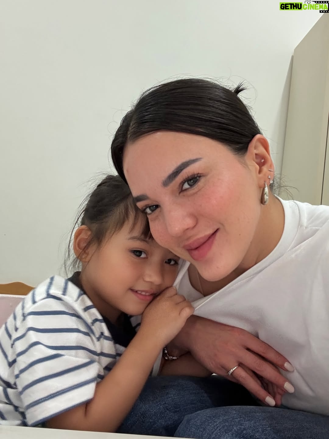 Alice Norin - 4.6K Likes - Slide terakhir🥹 Dari mereka, aku belajar artinya pengorbanan & cinta tanpa syarat. Karena mereka jugalah aku ada di titik ini sekarang. Untuk mereka yang mengutamakan kebahagiaan keluarga diatas segalanya, Selamat Hari Ibu 🤍