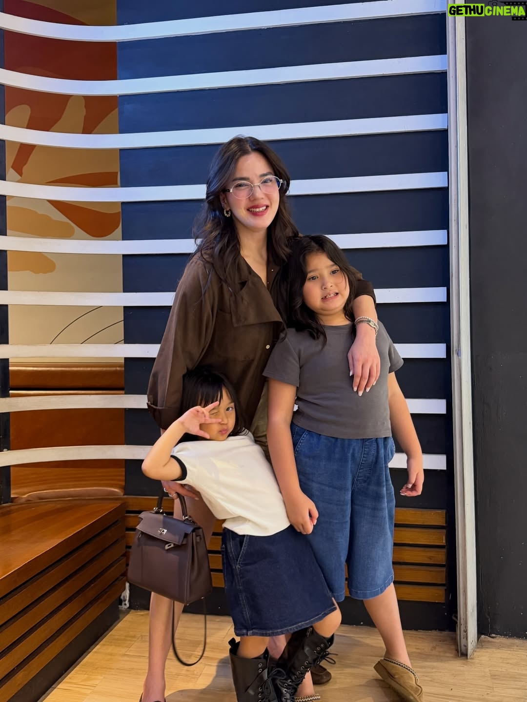 Alice Norin - 4.6K Likes - Slide terakhir🥹 Dari mereka, aku belajar artinya pengorbanan & cinta tanpa syarat. Karena mereka jugalah aku ada di titik ini sekarang. Untuk mereka yang mengutamakan kebahagiaan keluarga diatas segalanya, Selamat Hari Ibu 🤍