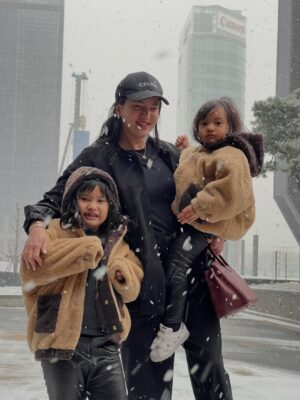 Alice Norin Instagram - Slide terakhir🥹 Dari mereka, aku belajar artinya pengorbanan & cinta tanpa syarat. Karena mereka jugalah aku ada di titik ini sekarang. Untuk mereka yang mengutamakan kebahagiaan keluarga diatas segalanya, Selamat Hari Ibu 🤍