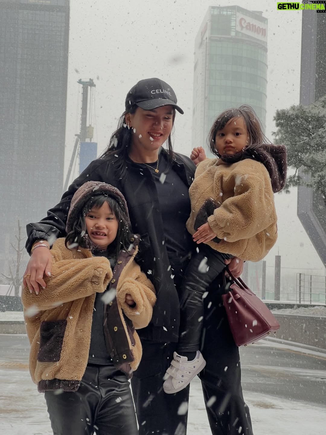 Alice Norin - 4.6K Likes - Slide terakhir🥹 Dari mereka, aku belajar artinya pengorbanan & cinta tanpa syarat. Karena mereka jugalah aku ada di titik ini sekarang. Untuk mereka yang mengutamakan kebahagiaan keluarga diatas segalanya, Selamat Hari Ibu 🤍