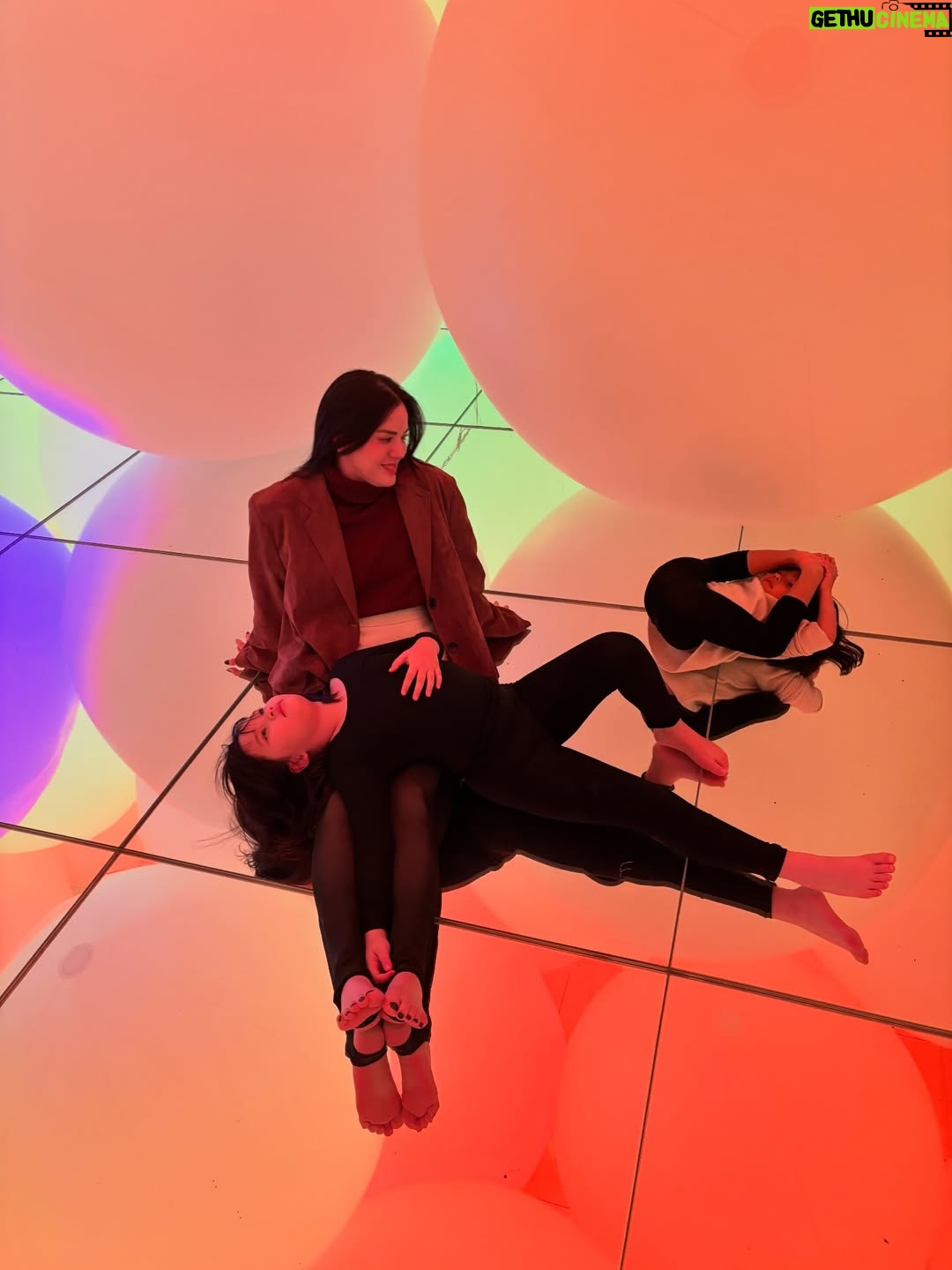 Alice Norin - 4.6K Likes - Slide terakhir🥹 Dari mereka, aku belajar artinya pengorbanan & cinta tanpa syarat. Karena mereka jugalah aku ada di titik ini sekarang. Untuk mereka yang mengutamakan kebahagiaan keluarga diatas segalanya, Selamat Hari Ibu 🤍