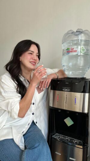 Alice Norin Instagram - Siapa nih yang baru tau info ini? Yuk lebih hati-hati pilih air minum mulai sekarang, apalagi cuaca lagi gak jelas banget belakangan ini. Pastiin air mineral yang kamu pilih punya kandungan mineral alami yang baik buat tubuh. Pilih yang berkualitas, pilih @le_mineraleid