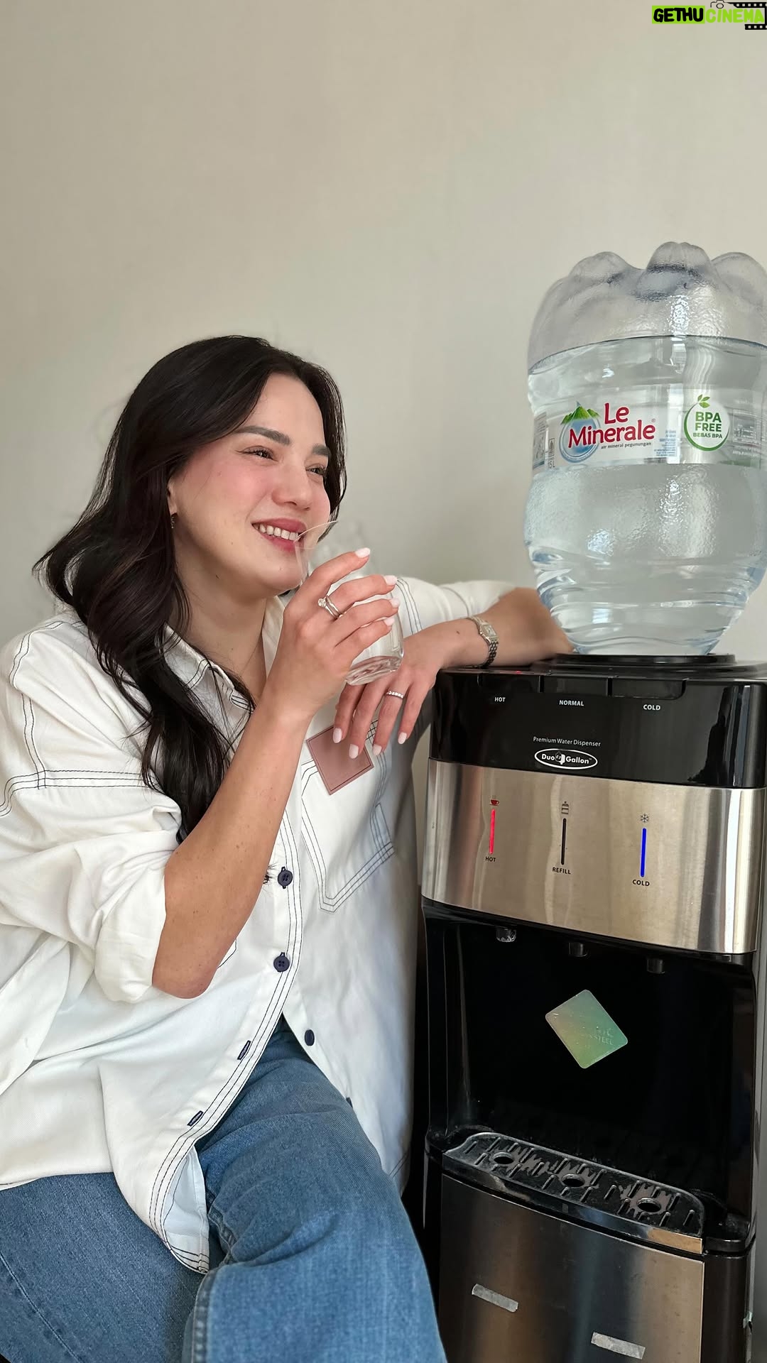Alice Norin - 10.6K Likes - Siapa nih yang baru tau info ini? Yuk lebih hati-hati pilih air minum mulai sekarang, apalagi cuaca lagi gak jelas banget belakangan ini. Pastiin air mineral yang kamu pilih punya kandungan mineral alami yang baik buat tubuh. Pilih yang berkualitas, pilih @le_mineraleid