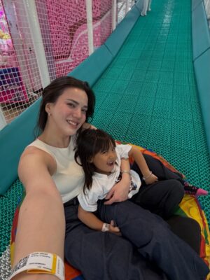 Alice Norin Instagram - Slide terakhir🥹 Dari mereka, aku belajar artinya pengorbanan & cinta tanpa syarat. Karena mereka jugalah aku ada di titik ini sekarang. Untuk mereka yang mengutamakan kebahagiaan keluarga diatas segalanya, Selamat Hari Ibu 🤍