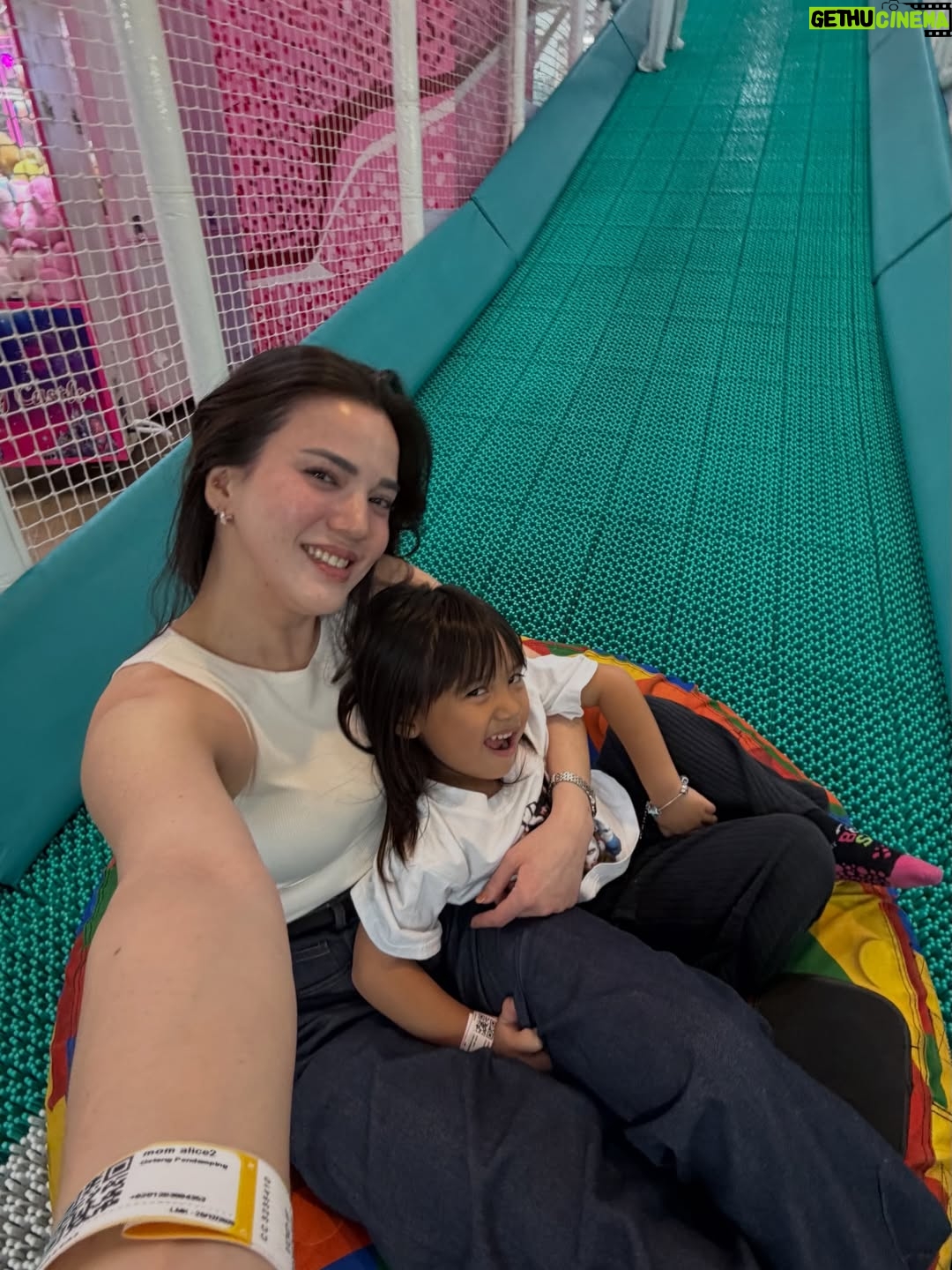 Alice Norin - 4.6K Likes - Slide terakhir🥹 Dari mereka, aku belajar artinya pengorbanan & cinta tanpa syarat. Karena mereka jugalah aku ada di titik ini sekarang. Untuk mereka yang mengutamakan kebahagiaan keluarga diatas segalanya, Selamat Hari Ibu 🤍