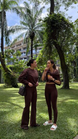 Alice Norin Instagram - Hidup itu kudu balance yaa bestie 🤣 Kelakuan siapa nih kaya gini?
Untungnya di acara @alo kemarin semua masakan nya healthy, jadi mau makan gragas pun no worry 🤣
Yuks kapan kita yoga bareng lagi @cathysharon
#aloindonesia