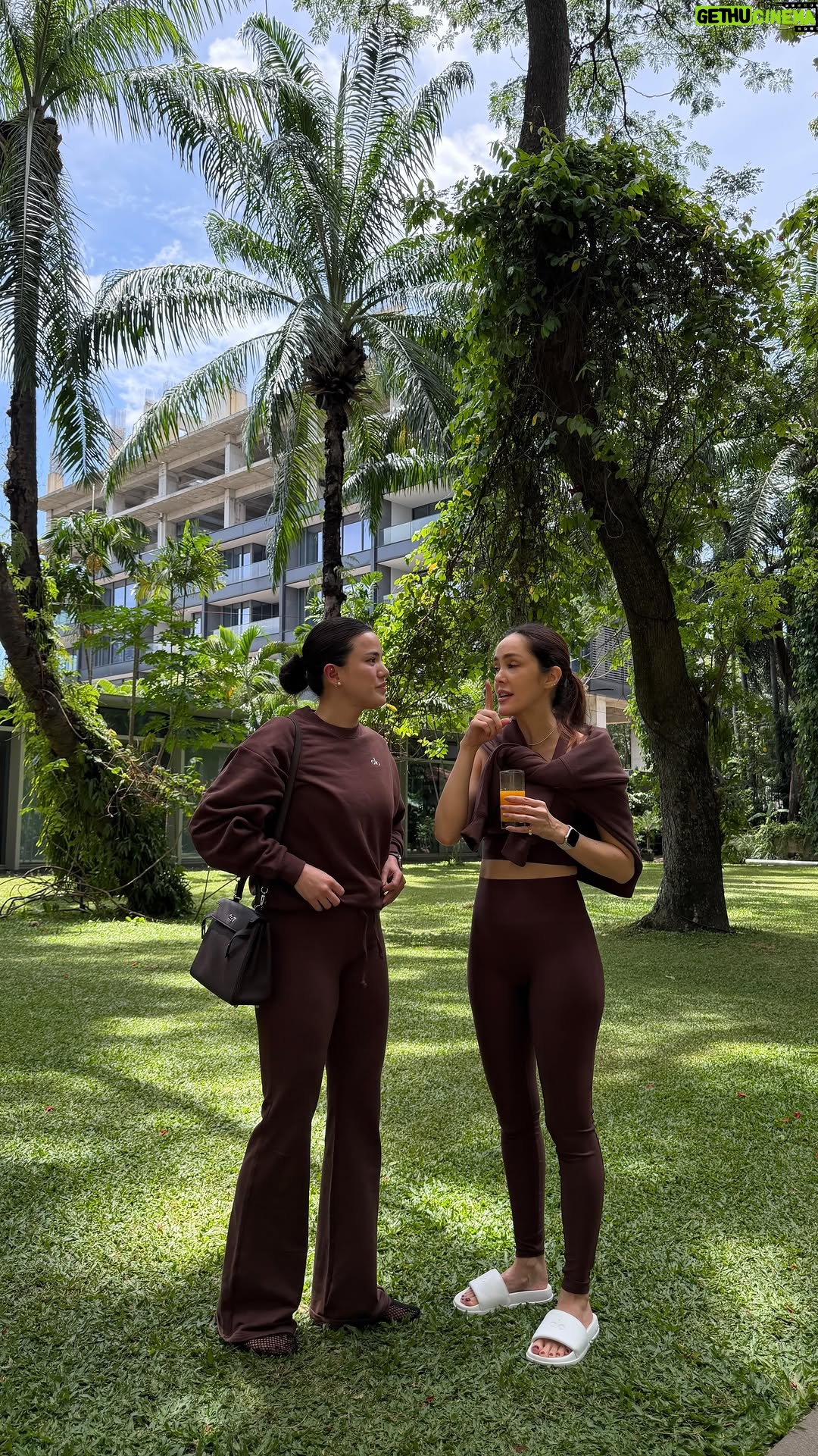 Alice Norin - 4.9K Likes - Hidup itu kudu balance yaa bestie 🤣 Kelakuan siapa  nih kaya gini?

Untungnya di acara @alo kemarin semua masakan nya healthy, jadi mau makan gragas pun no worry 🤣
Yuks kapan kita yoga bareng lagi @cathysharon 
#aloindonesia
