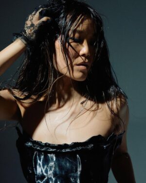 Alicia Hannah-Kim Instagram - 누굴까? 

@alionakononova corset x skirt 
@yumabastet glam
@theloungebooth portraits