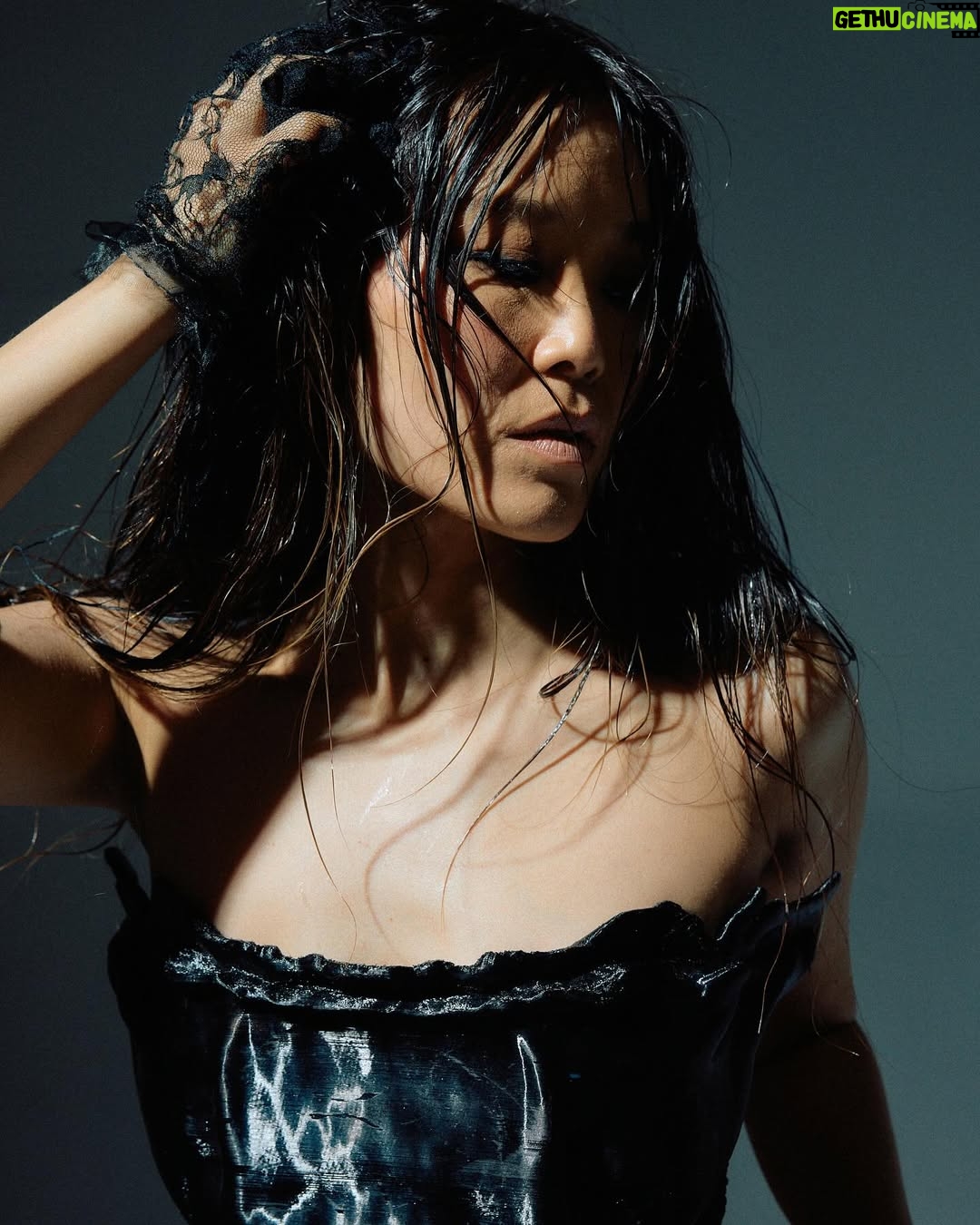 Alicia Hannah-Kim - 18.8K Likes - 누굴까? 

@alionakononova corset x skirt 
@yumabastet glam
@theloungebooth portraits