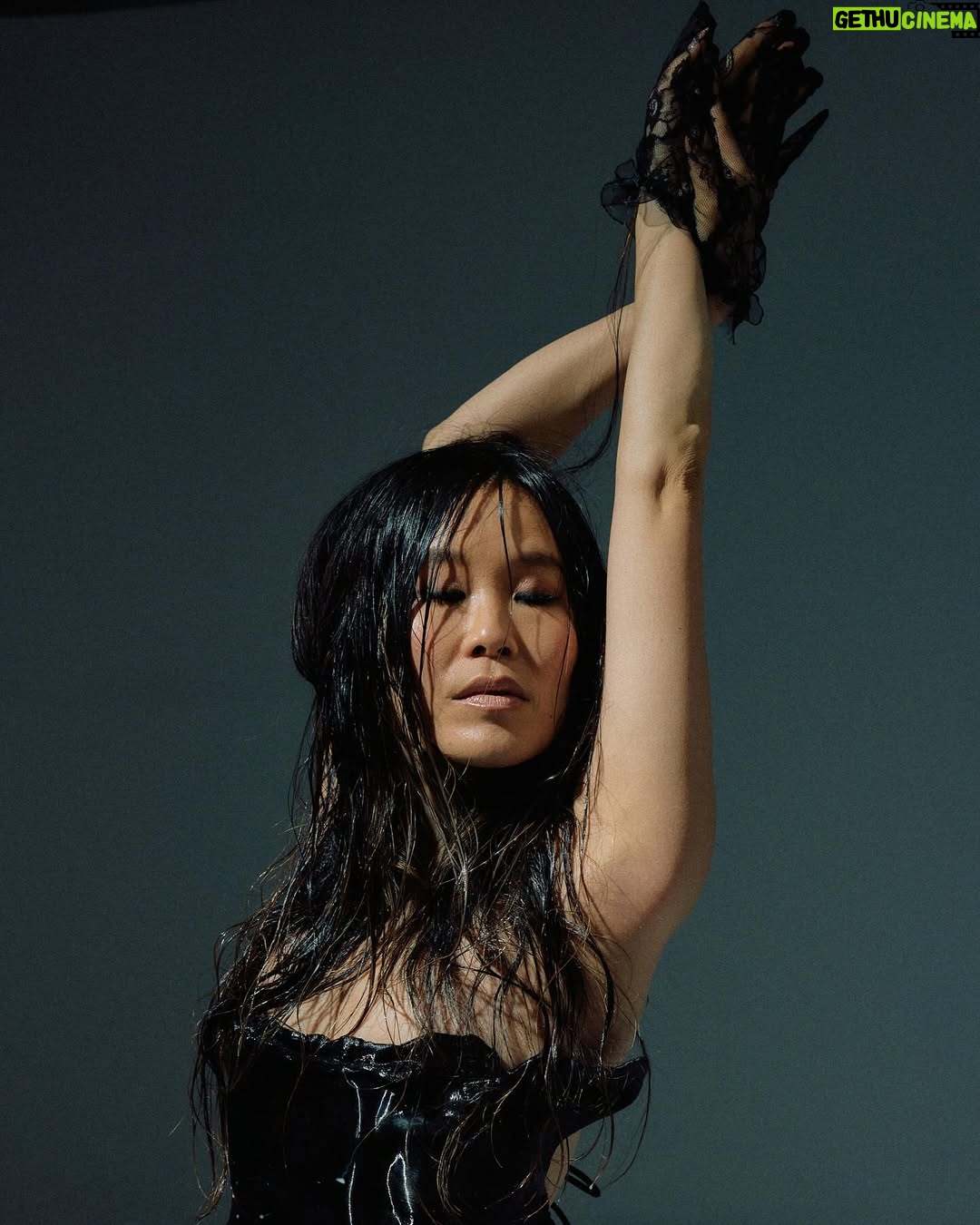 Alicia Hannah-Kim - 18.8K Likes - 누굴까? 

@alionakononova corset x skirt 
@yumabastet glam
@theloungebooth portraits