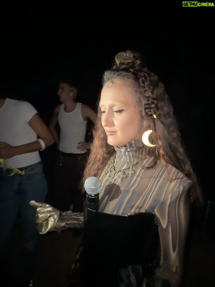 Alina Pash - 3.6K Likes - Де є наша скромність?!

І як Я можу думати, що Бог мене не любить?
Два роки без дому. Два роки очікування візи талантів та грінкарти — за можливість знову дихати на повні груди й вільно їздити світом.

І от Я тут. Вдома. В Україні. 
І перше «привіт, Києве» сталося на сцені Палацу Спорту разом із @monatik_official 💛

Скажіть, це не диво?
Більше десяти тисяч людей. Ми співали, танцювали, кричали в унісон. Хвиля підняла нас усіх, і мене теж.

Я чесно скажу — натхненна до сліз.
Я вдячна до мурах.
Я щаслива, що отримую стільки любові від друзів, від колег, від людей, які просто приходять і дарують мені свої серця.

Окремо велика вдячність команді Діми Монатіка 🙏🏼 
За професійність, за тепло, за такий максимальний вклад у розвиток української музики, культури та ритму.

Мабуть, мені й треба було ці два роки самотності — щоби навчитися чути себе. А тепер Я знову можу віддавати. З любов’ю. З правдою. З вогнем.

Дякую кожному. Це найбільший подарунок — бути разом. ❤️