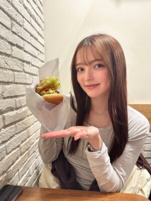 Alisa Sakamaki Instagram - お仕事帰りにアボカドバーガー食べに行きました🥑🍔
相変わらずとっても美味しかった〜

まだまだアボカドバーガー発売中だよ！

そして、私が出演しているモスバーガー様のアボカドバーガーCMも、、、^_^まだまだ放送中です^_^

アボカドバーガー食べながらCM見て年越してください約束ネ‼️‼️‼️🥰

#モスバーガー
#アボカドバーガー