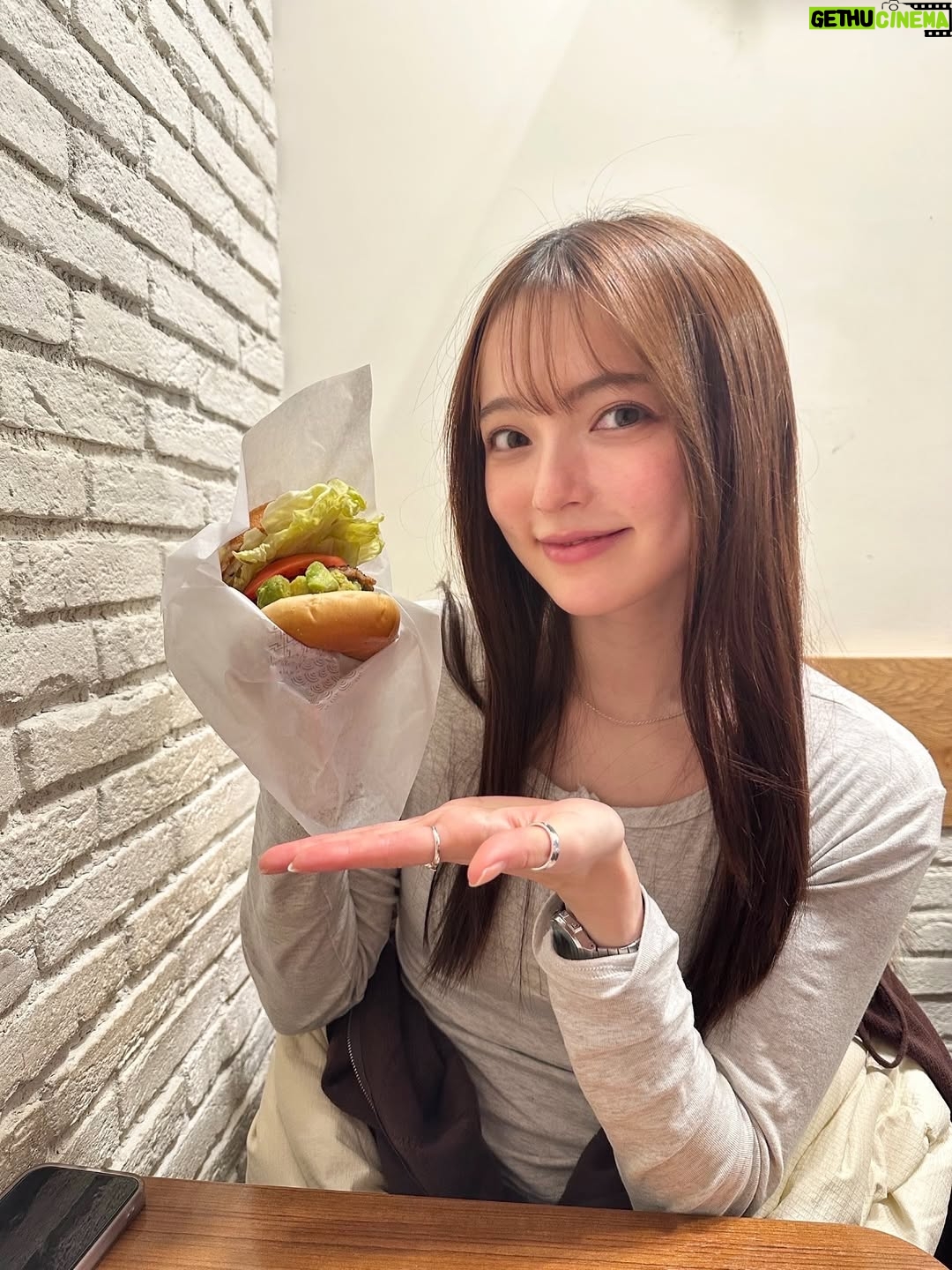 Alisa Sakamaki - 8K Likes - お仕事帰りにアボカドバーガー食べに行きました🥑🍔
相変わらずとっても美味しかった〜

まだまだアボカドバーガー発売中だよ！

そして、私が出演しているモスバーガー様のアボカドバーガーCMも、、、^_^まだまだ放送中です^_^

アボカドバーガー食べながらCM見て年越してください約束ネ‼️‼️‼️🥰

#モスバーガー
#アボカドバーガー