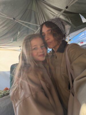 Alisan Porter Instagram - It’s really important to me to do things with each kid alone. It’s a reset. It’s bonding time. It’s important when the wheel never stops turning. Slowing down with my girl before the kid is officially gone and the pre teen takes over. I fear we are standing on the edge. 

#motherhood #farmersmarket