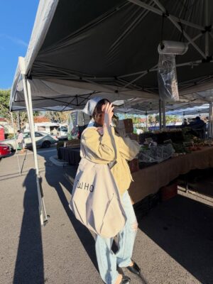 Alisan Porter Instagram - It’s really important to me to do things with each kid alone. It’s a reset. It’s bonding time. It’s important when the wheel never stops turning. Slowing down with my girl before the kid is officially gone and the pre teen takes over. I fear we are standing on the edge. 

#motherhood #farmersmarket