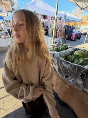 Alisan Porter Instagram - It’s really important to me to do things with each kid alone. It’s a reset. It’s bonding time. It’s important when the wheel never stops turning. Slowing down with my girl before the kid is officially gone and the pre teen takes over. I fear we are standing on the edge. 

#motherhood #farmersmarket