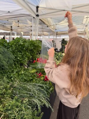 Alisan Porter Instagram - It’s really important to me to do things with each kid alone. It’s a reset. It’s bonding time. It’s important when the wheel never stops turning. Slowing down with my girl before the kid is officially gone and the pre teen takes over. I fear we are standing on the edge. 

#motherhood #farmersmarket