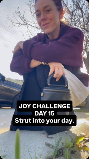 Alisha Gaddis Instagram - Whoever you are, wherever you are. I see you. You aren’t alone. We are in this together. Let’s call in the light ✨ JOY CHALLENGE Day 15 #selflove #motivation #vibes comment how you can feel seen 🩷