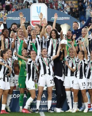 Alisha Lehmann Instagram - Ciao bianconeri come stai?
I want to say thank you for this amazing year, especially to my teammates and the amazing fans. The hard work we have put in last season and won titles, a team that I will never forget. I didn’t just had teammates, we were a family and I made friends for life. To leave such an amazing club and people that are close to me, was a very difficult decision. This club, this team and those fans will always have a special place in my heart❤️.