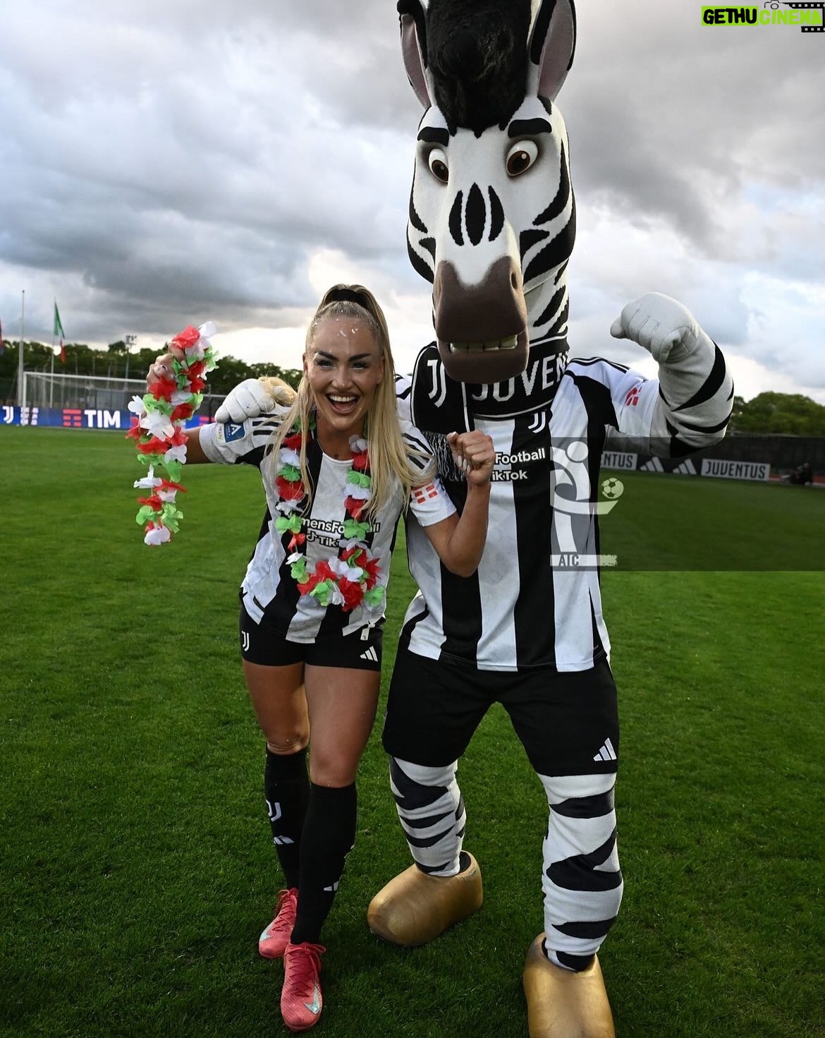 Alisha Lehmann - 356.4K Likes - Ciao bianconeri come stai?

I want to say thank you for this amazing year, especially to my teammates and the amazing fans. The hard work we have put in last season and won titles, a team that I will never forget. I didn’t just had teammates, we were a family and I made friends for life. To leave such an amazing club and people that are close to me, was a very difficult decision. This club, this team and those fans will always have a special place in my heart❤️.