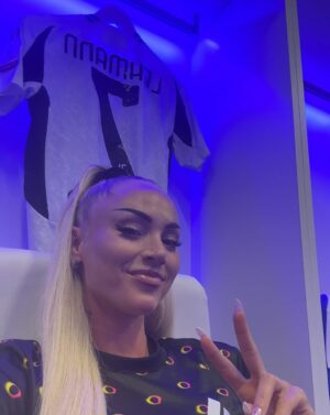 Alisha Lehmann Instagram - Ciao bianconeri come stai?
I want to say thank you for this amazing year, especially to my teammates and the amazing fans. The hard work we have put in last season and won titles, a team that I will never forget. I didn’t just had teammates, we were a family and I made friends for life. To leave such an amazing club and people that are close to me, was a very difficult decision. This club, this team and those fans will always have a special place in my heart❤️.