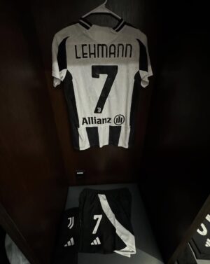 Alisha Lehmann Instagram - Ciao bianconeri come stai?
I want to say thank you for this amazing year, especially to my teammates and the amazing fans. The hard work we have put in last season and won titles, a team that I will never forget. I didn’t just had teammates, we were a family and I made friends for life. To leave such an amazing club and people that are close to me, was a very difficult decision. This club, this team and those fans will always have a special place in my heart❤️.