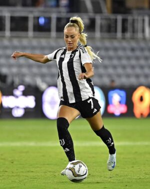 Alisha Lehmann Instagram - Ciao bianconeri come stai?
I want to say thank you for this amazing year, especially to my teammates and the amazing fans. The hard work we have put in last season and won titles, a team that I will never forget. I didn’t just had teammates, we were a family and I made friends for life. To leave such an amazing club and people that are close to me, was a very difficult decision. This club, this team and those fans will always have a special place in my heart❤️.