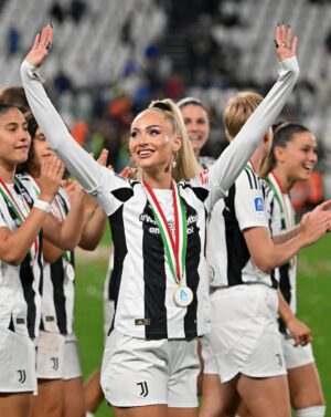 Alisha Lehmann Instagram - Ciao bianconeri come stai?
I want to say thank you for this amazing year, especially to my teammates and the amazing fans. The hard work we have put in last season and won titles, a team that I will never forget. I didn’t just had teammates, we were a family and I made friends for life. To leave such an amazing club and people that are close to me, was a very difficult decision. This club, this team and those fans will always have a special place in my heart❤️.