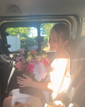 Alisha Weir Instagram - Wrapped 🐇💐🤍🎬
SO very grateful 🫶🏻