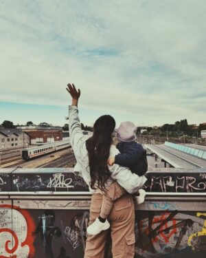 Almila Bağrıaçık Instagram - Berlin vibes 🤍
📷 by @alara.bagriacik
#motherhood #motherandson