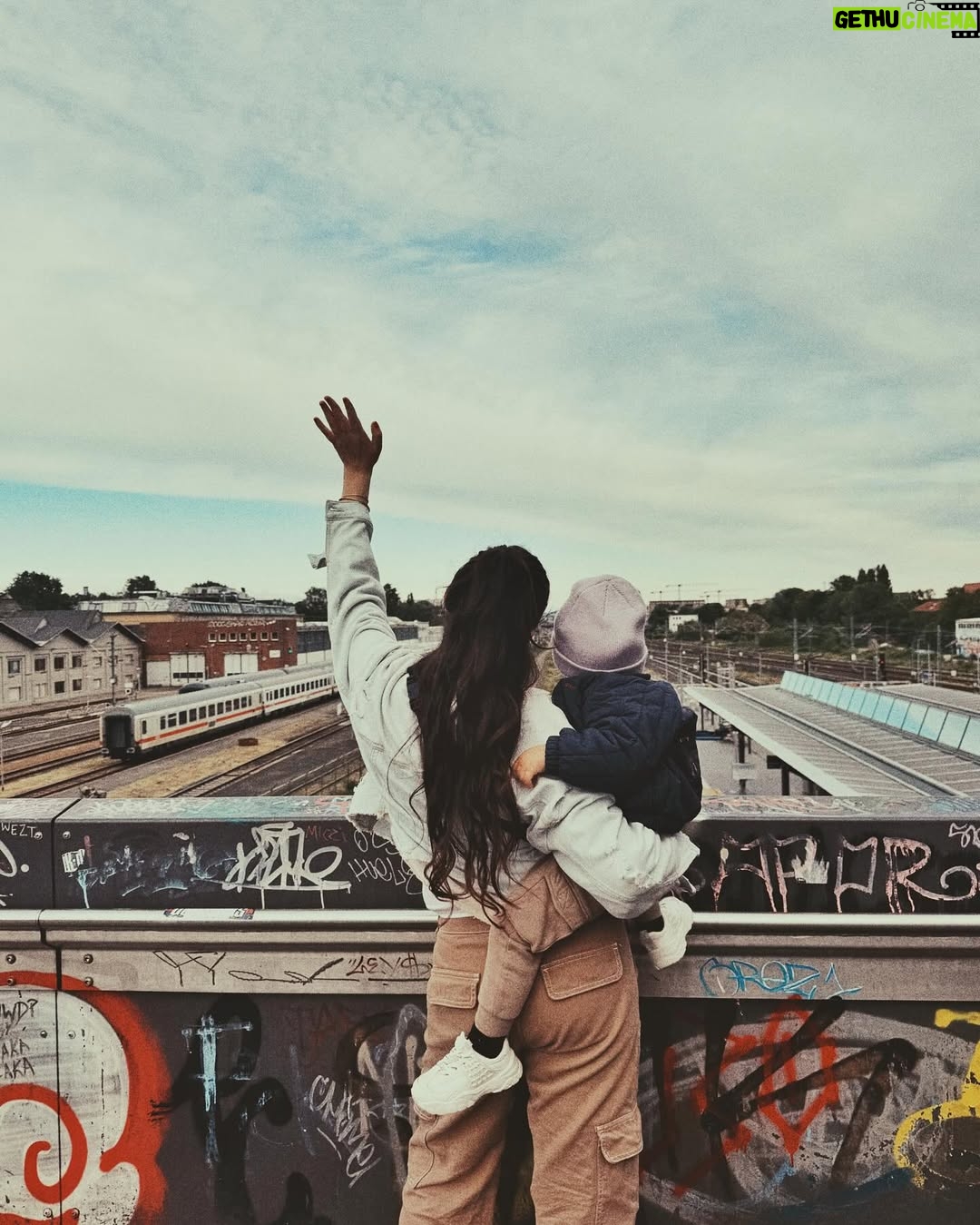 Almila Bağrıaçık - 3.5K Likes - Berlin vibes 🤍
📷 by @alara.bagriacik 
#motherhood #motherandson