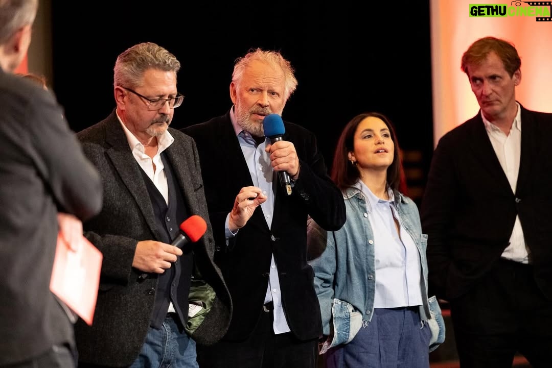 Almila Bağrıaçık - 6.7K Likes - Vom Mittelmeer nach Kiel

das Wasser ist mein zu Hause 
es spülte mich zu dir 
wir trafen uns am Tor zur Welt 
und schlugen gemeinsam die größten Wellen 
beeindruckt sah ich wozu wir fähig waren  und weitere Millionen von Menschen auch 
so zeitlos und unzähmbar 
wie kein anderes Paar zuvor 
wir haben gewagt und oft gewonnen 
wir gaben nie auf um die Weisheit der mächtigen Wellen zum Ausdruck zu bringen 
immer wieder stürzten wir uns in die Tiefen der Geschichten, die erzählt werden mussten
mit der Verantwortung eines jeden Künstlers reflektierten wir die Zeit und ihren Zustand 
und doch blieben wir zeitlos dabei
unser Geheimnis… ist die Neugier… denke ich 
 
doch das schönste aller Geheimnisse  ist das Kind in dir

Vielen Dank für die kostbaren 7 Jahre der Zusammenarbeit!

#tatort #tatortkiel #axelmilberg #almilabagriacik #larskraume #medusa #ard #ndr