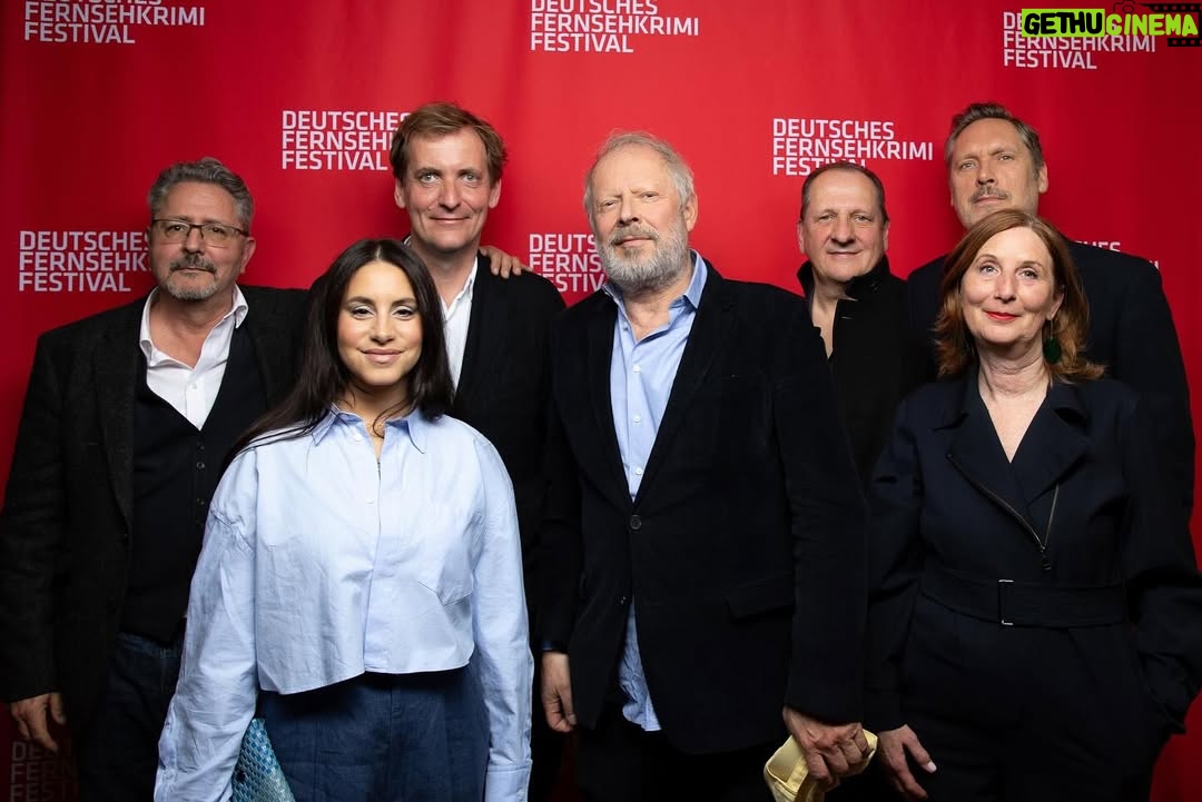 Almila Bağrıaçık - 6.7K Likes - Vom Mittelmeer nach Kiel

das Wasser ist mein zu Hause 
es spülte mich zu dir 
wir trafen uns am Tor zur Welt 
und schlugen gemeinsam die größten Wellen 
beeindruckt sah ich wozu wir fähig waren  und weitere Millionen von Menschen auch 
so zeitlos und unzähmbar 
wie kein anderes Paar zuvor 
wir haben gewagt und oft gewonnen 
wir gaben nie auf um die Weisheit der mächtigen Wellen zum Ausdruck zu bringen 
immer wieder stürzten wir uns in die Tiefen der Geschichten, die erzählt werden mussten
mit der Verantwortung eines jeden Künstlers reflektierten wir die Zeit und ihren Zustand 
und doch blieben wir zeitlos dabei
unser Geheimnis… ist die Neugier… denke ich 
 
doch das schönste aller Geheimnisse  ist das Kind in dir

Vielen Dank für die kostbaren 7 Jahre der Zusammenarbeit!

#tatort #tatortkiel #axelmilberg #almilabagriacik #larskraume #medusa #ard #ndr