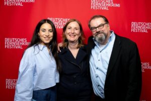 Almila Bağrıaçık Instagram - Vom Mittelmeer nach Kiel
das Wasser ist mein zu Hause
es spülte mich zu dir
wir trafen uns am Tor zur Welt
und schlugen gemeinsam die größten Wellen
beeindruckt sah ich wozu wir fähig waren und weitere Millionen von Menschen auch
so zeitlos und unzähmbar
wie kein anderes Paar zuvor
wir haben gewagt und oft gewonnen
wir gaben nie auf um die Weisheit der mächtigen Wellen zum Ausdruck zu bringen
immer wieder stürzten wir uns in die Tiefen der Geschichten, die erzählt werden mussten
mit der Verantwortung eines jeden Künstlers reflektierten wir die Zeit und ihren Zustand
und doch blieben wir zeitlos dabei
unser Geheimnis… ist die Neugier… denke ich
doch das schönste aller Geheimnisse ist das Kind in dir
Vielen Dank für die kostbaren 7 Jahre der Zusammenarbeit!
#tatort #tatortkiel #axelmilberg #almilabagriacik #larskraume #medusa #ard #ndr