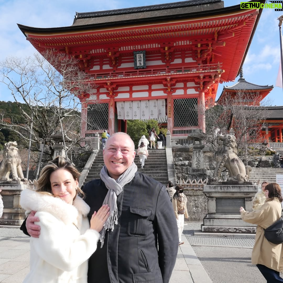 Altaír Jarabo - 48.7K Likes - Kyoto Vol. I 
Lo que no sabían es que este viaje es mi verdadera 🌙 de 🍯con @fglecercle . Japón estaba cerrado durante el 🦠 y después decidimos hacer otros viajes pero esta es la aventura original.