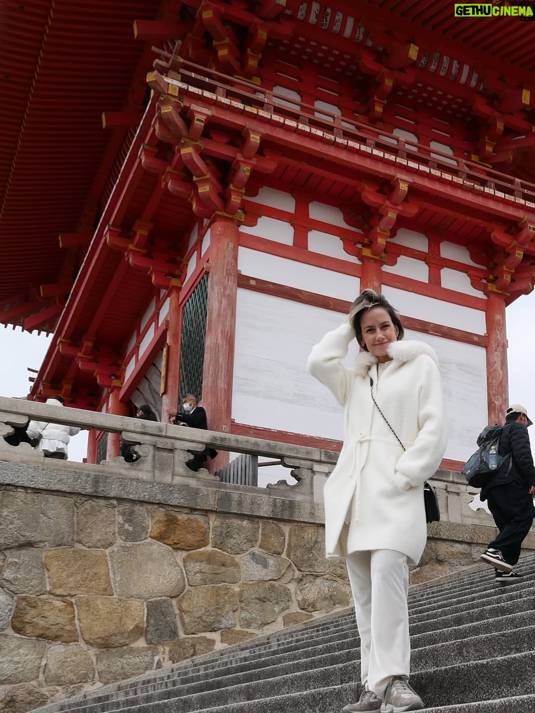 Altaír Jarabo - 48.7K Likes - Kyoto Vol. I 
Lo que no sabían es que este viaje es mi verdadera 🌙 de 🍯con @fglecercle . Japón estaba cerrado durante el 🦠 y después decidimos hacer otros viajes pero esta es la aventura original.