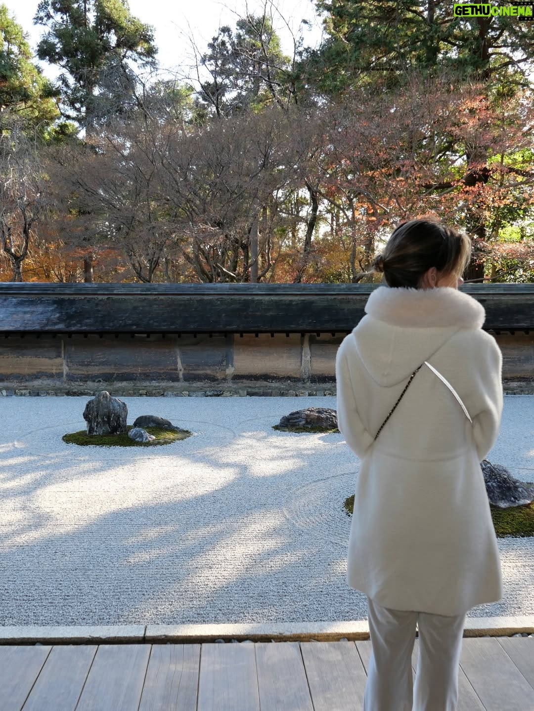 Altaír Jarabo - 48.7K Likes - Kyoto Vol. I 
Lo que no sabían es que este viaje es mi verdadera 🌙 de 🍯con @fglecercle . Japón estaba cerrado durante el 🦠 y después decidimos hacer otros viajes pero esta es la aventura original.