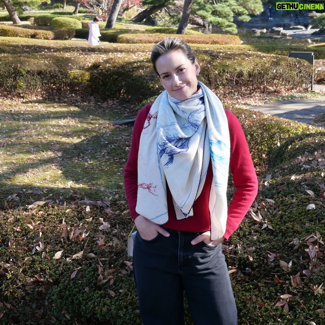 Altaír Jarabo - 23.6K Likes - Último día en Tokyo! 🇯🇵 🗻. Después de ver palacios, templos y la ciudad ultra moderna , no lo puedo evitar. Mis partes favoritas siempre han sido y serán los jardines ! Visite los que fueron del emperador , los que fueron del shogun y realmente me hicieron feliz . 
Ver el monte Fuji desde el Shinkanshen a más de 200km/hr fue lindo también.