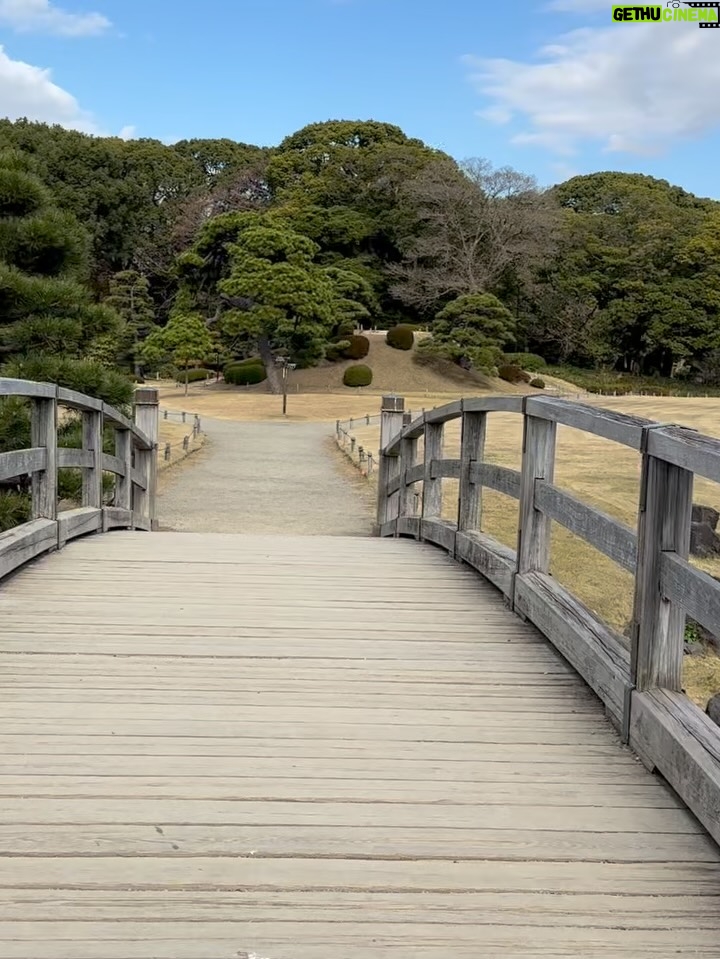 Altaír Jarabo - 23.6K Likes - Último día en Tokyo! 🇯🇵 🗻. Después de ver palacios, templos y la ciudad ultra moderna , no lo puedo evitar. Mis partes favoritas siempre han sido y serán los jardines ! Visite los que fueron del emperador , los que fueron del shogun y realmente me hicieron feliz . 
Ver el monte Fuji desde el Shinkanshen a más de 200km/hr fue lindo también.