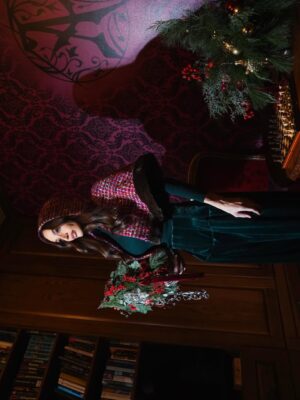 Alyona Vodonayeva Instagram - Зимние месяцы, долгие вечера 🎄

Фото: @nataliagribova 
Макияж/Укладка: @nemayastyle 
Костюм: @kiri_brand 
Декор: @house.of.flowers.moscow