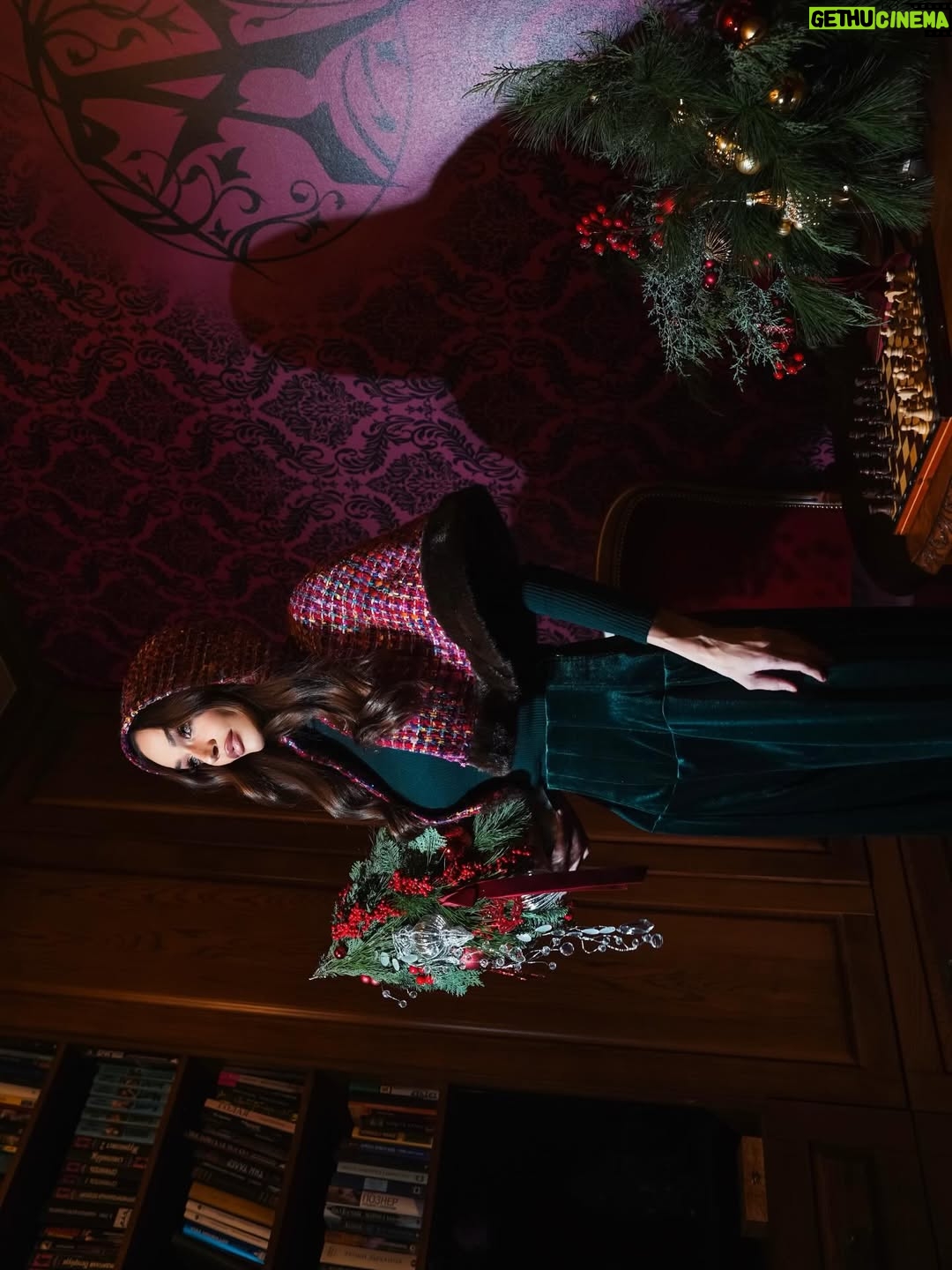 Alyona Vodonayeva - 3 Likes - Зимние месяцы, долгие вечера 🎄

Фото: @nataliagribova 
Макияж/Укладка: @nemayastyle 
Костюм: @kiri_brand 
Декор: @house.of.flowers.moscow